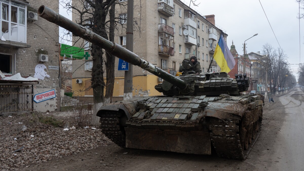 Ukrajinský tank tesne pred odchodom na pozície.