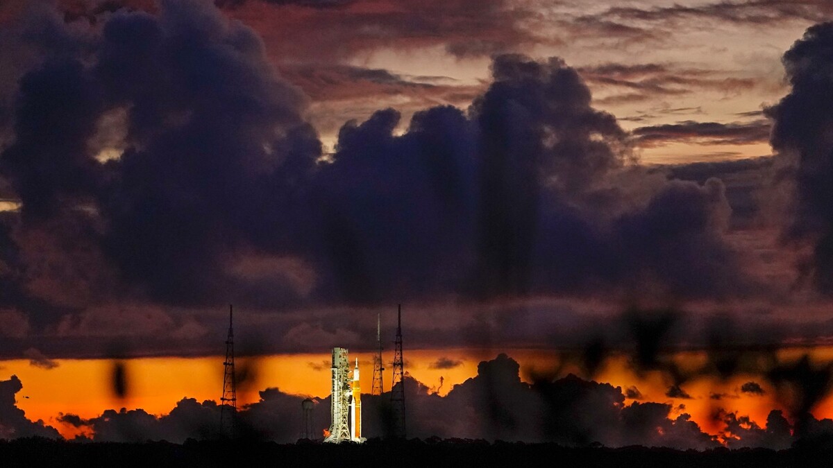 Nosná raketa Space Launch System (SLS) a modul Orion na štartovacej rampe 39 na Kennedyho vesmírnom stredisku na Floride. Štart rakety, ktorá má vyniesť do vesmíru loď Orion bez posádky, NASA odvolala pre problémy s teplotou jedného z motorov. (29. august 2022)