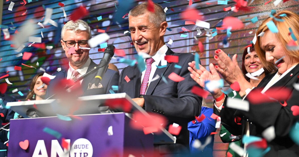 REPORTÁŽ: Vysmátý Babiš přijel s reprákem v ruce, pak nečekaně zmizel. Jak to vypadalo ve štábu ANO?