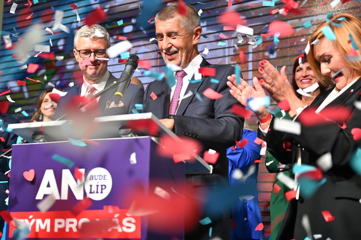 Andrej Babiš slaví výhru ve volbách.