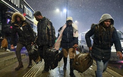 Afričané a Asiaté prchající z Ukrajiny: „Nechtějí nám pomoct, protože nejsme bílí”