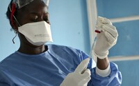 Afrika bojuje s novou nemocí: Může se šířit rychle jako koronavirus a zabíjet jako ebola