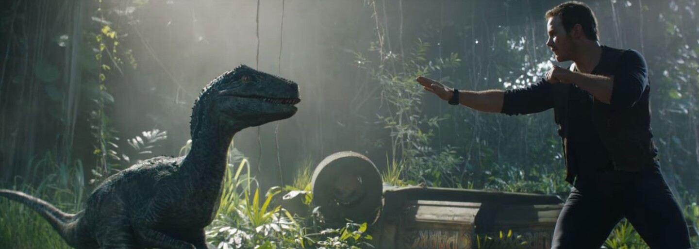Agresívne dinosaury, utekajúce dinosaury a vystrašená záchranná skupina ľudí. Debutový trailer pre pokračovanie Jurassic World je tu!