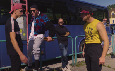 Agresori, bezďáci aj oblizujúce sa zaľúbené páry. Naked Bananas mapujú typy ľudí na zastávke Agresori, bezďáci aj oblizujúce sa zaľúbené páry. Naked Bananas mapujú typy ľudí na zastávke