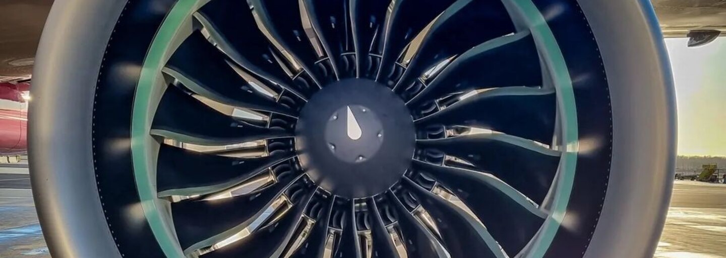 Ak by niekto otvoril núdzový východ v lietadle počas letu, vyletel by von. Letecký technik Tomáš hovorí o svojej práci (Rozhovor)