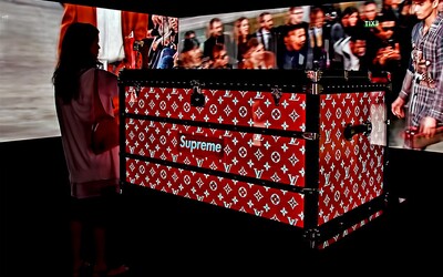 Ak máš blízko k streetstylu a zároveň chceš investovať do luxusného produktu, vyskúšaj ísť touto cestou, radí slovenský stylista