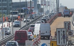 Ak máš vodičák len 2 roky a spôsobíš väčšie priestupky, pôjdeš späť do autoškoly. Nový cestný zákon zvyšuje pokuty