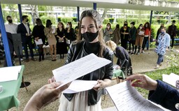 Ak maturanti nenastúpia na prezenčné vyučovanie, môžu skončiť na komisionálnych skúškach, varujú školy