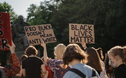 Ak mlčíš, tak s rasizmom súhlasíš: Takto to vyzeralo na dnešnom Black Lives Matter proteste v Bratislave