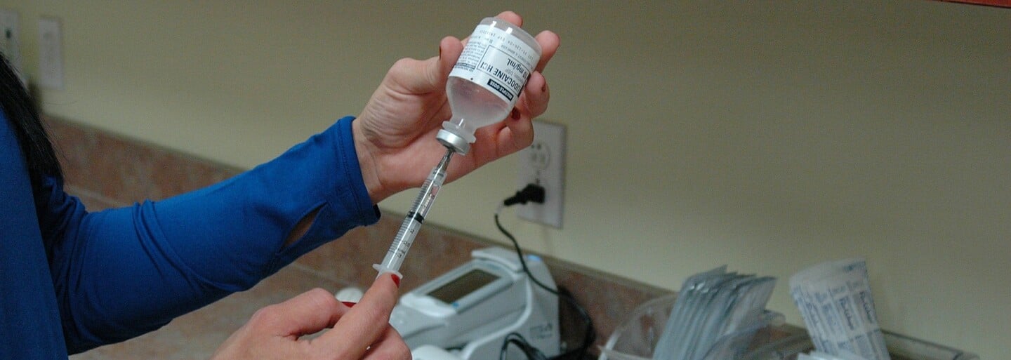Ak na Slovensku nedáš zaočkovať svoje dieťa, môžeš dostať pokutu 331 €. Nepomôžu ti ani konšpirácie o autizme a jedoch