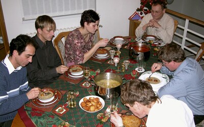 Ak vstaneš od štedrovečerného stola, do roka zomrieš. Toto sú bizarné vianočné tradície zo Slovenska, ktorým dodnes mnohí veria
