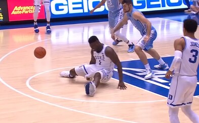 Akcie Nike sa prepadli o 1,1 miliardy dolárov, keď sa basketbalistovi roztrhla teniska priamo v zápase Akcie Nike sa prepadli o 1,1 miliardy dolárov, keď sa basketbalistovi roztrhla teniska priamo v zápase