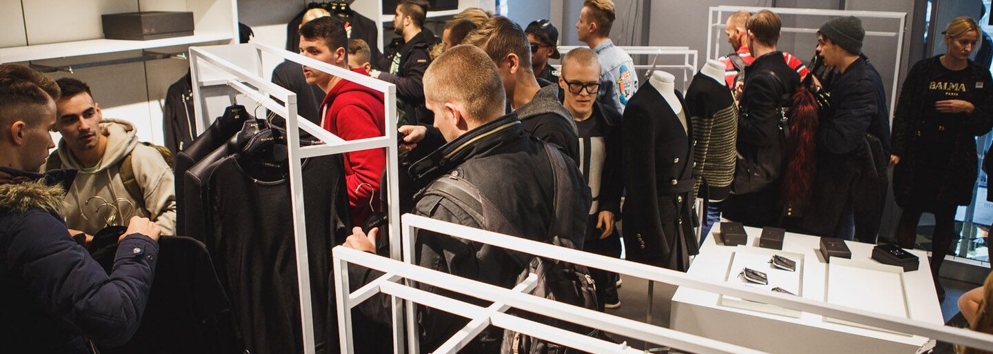 Jaké je to čekat před H&M hodiny kvůli speciálním kolaboracím? Promluvili jsme si s trojicí kluků, kteří to dělají rok co rok