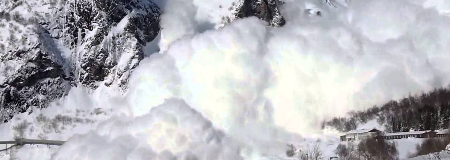 Aké je to padať v lavíne? Snowboardista chcel zakúsiť adrenalín, nebyť vianočného darčeka, už by bolo po ňom
