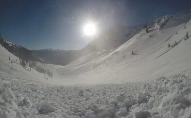 Aké je to padať v lavíne? Snowboardista chcel zakúsiť adrenalín, nebyť vianočného darčeka, už by bolo po ňom Aké je to padať v lavíne? Snowboardista chcel zakúsiť adrenalín, nebyť vianočného darčeka, už by bolo po ňom