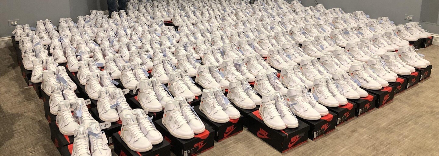 Jaké úplatky dává resell mafie prodejcům, pokud chce koupit 50 párů tenisek Yeezy nebo Off-White?