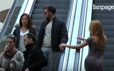 Ako by si zareagoval na nečakaný dotyk rúk s kráskou či fešákom na eskalátoroch? Ľudia zostali zaskočení, ale očividne sa im to páčilo Ako by si zareagoval na nečakaný dotyk rúk s kráskou či fešákom na eskalátoroch? Ľudia zostali zaskočení, ale očividne sa im to páčilo