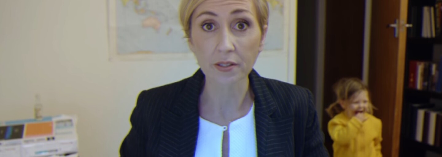 Jak by to dopadlo, kdyby legendární rozhovor pro BBC dělala žena? Fantastické video vyrušeného profesora má už několik skvělých parodií