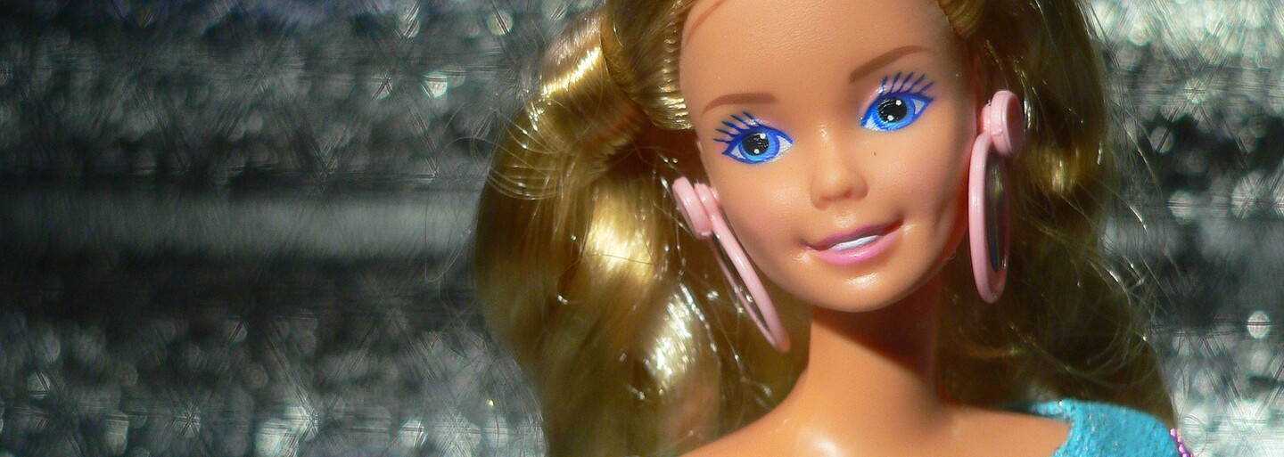 Ako by to vyzeralo, keby Barbie a Ken pochádzali z Ruska? Alkohol a miestna životná úroveň by rýchlo nahradili zvyky z Ameriky