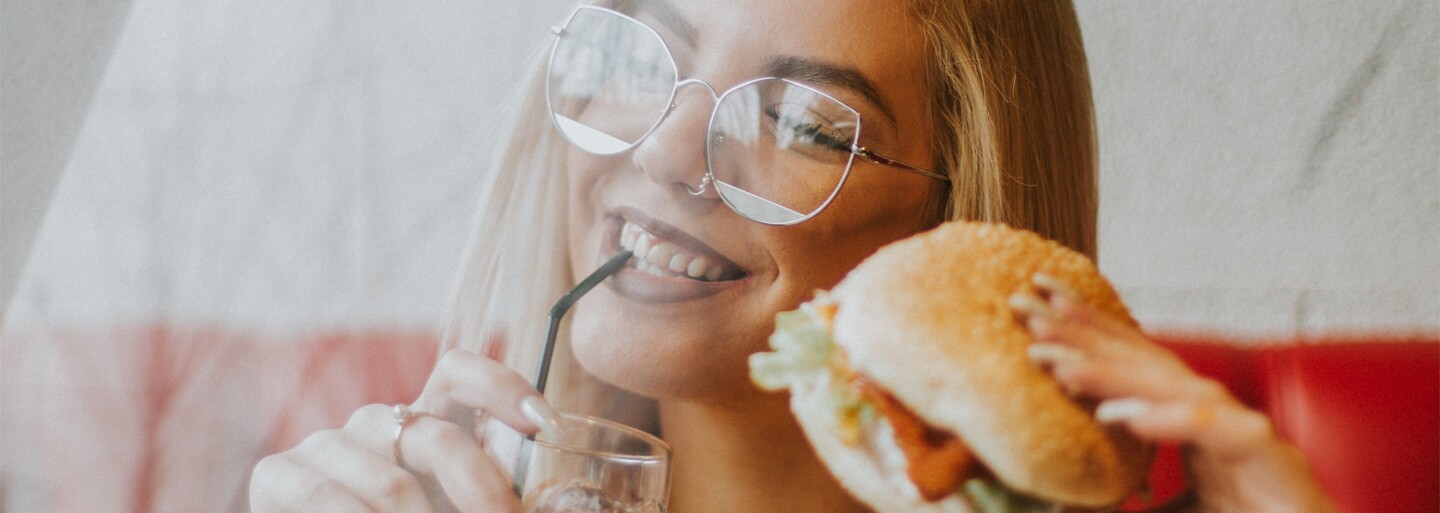 Ako ješ hamburger, takým si človekom. Ktorý spôsob sa hodí na teba?