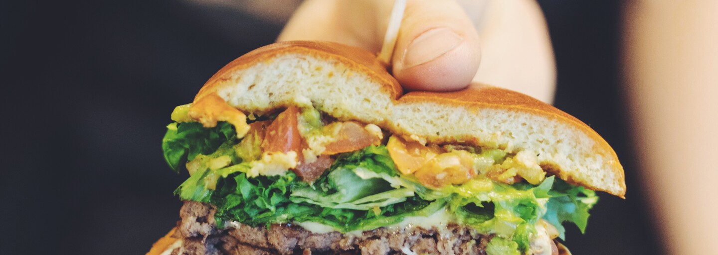 Ako prví na Slovensku sme ochutnali nový burger v McDonald's! Avokádové guacamole s limetkou na teba v mekáči čaká už od pondelka