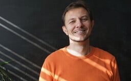 Ako sa na Slovensku žije nepočujúcim? Odpovedá nepočujúci otec, manžel, lingvista a moderátor televíznych správ (Rozhovor)
