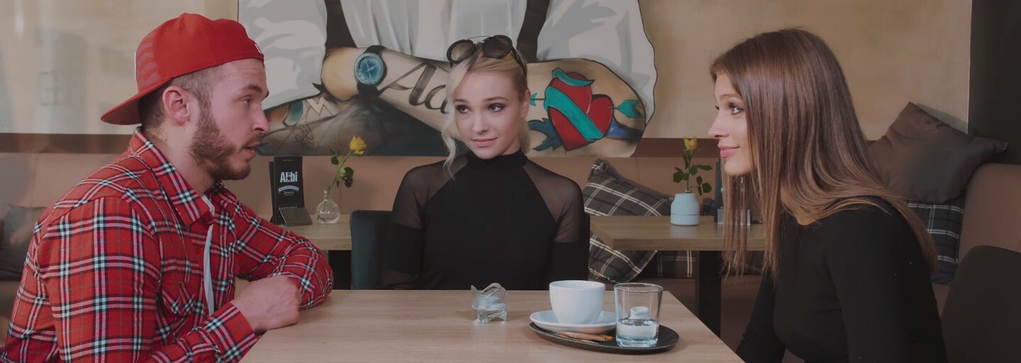 Ako sa rozísť so svojou polovičkou? To zisťujú Zrebný a Frlajs v novom videu, pomáha im aj Moma