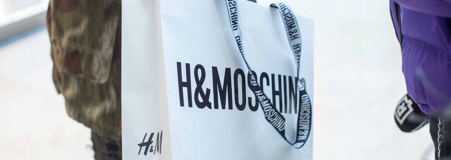 Ako to vyzeralo na spustení predaja kolekcie H&M x Moschino? Záujemcom nerobilo problém čakať v rade aj niekoľko hodín