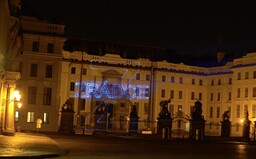 Aktivisté promítli na Pražský hrad písmeno Z a slovo zrádce. Ve videu označili „sedm zbytečných“