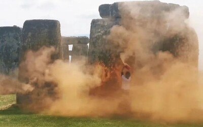 Aktivisti postriekali historickú pamiatku Stonehenge farbou. Ide vraj o ekologickú náhradu