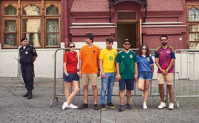 Aktivisté si utahují z ruských zákonů proti homosexualitě. Zakázanou duhovou vlajku vytvořili díky fotbalovým dresům Aktivisté si utahují z ruských zákonů proti homosexualitě. Zakázanou duhovou vlajku vytvořili díky fotbalovým dresům