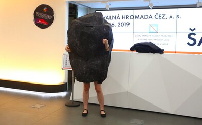 Aktivistka z Greenpeace narušila valnou hromadu ČEZ v převleku za uhlí. Musela se svléknout do spodního prádla Aktivistka z Greenpeace narušila valnou hromadu ČEZ v převleku za uhlí. Musela se svléknout do spodního prádla