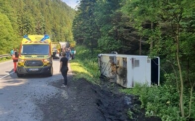 AKTUALIZOVANÉ: Pri Donovaloch sa prevrátil autobus. Uviazli v ňom dospelí aj 27 detí AKTUALIZOVANÉ: Pri Donovaloch sa prevrátil autobus. Uviazli v ňom dospelí aj 27 detí