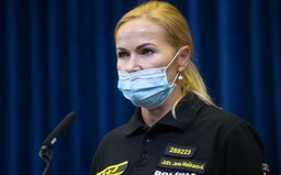 Aktualizované: Viceprezidentka polície informovala o kontrolách nosenia rúšok v kluboch a MHD. Sama ho mala nasadené nesprávne
