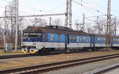 AKTUÁLNĚ: Na trati mezi Prahou a Benešovem narazil vlak do spadlého stromu. Silný vítr zastavil další spoje