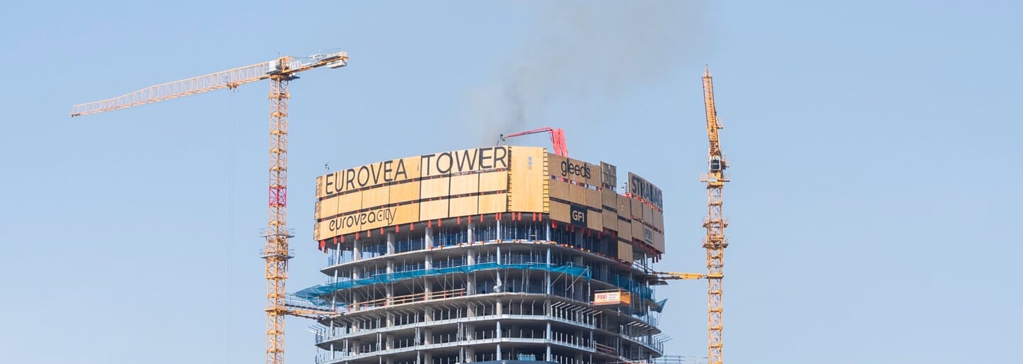 Nad rozestavěnou Eurovea Tower v Bratislavě byl vidět hustý černý kouř. Na střeše hořel kompresor