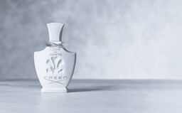 Aký parfum zvoliť na letné mesiace? V kurze sú kvetinovo-korenisté, ale tiež orientálne ľahké vône