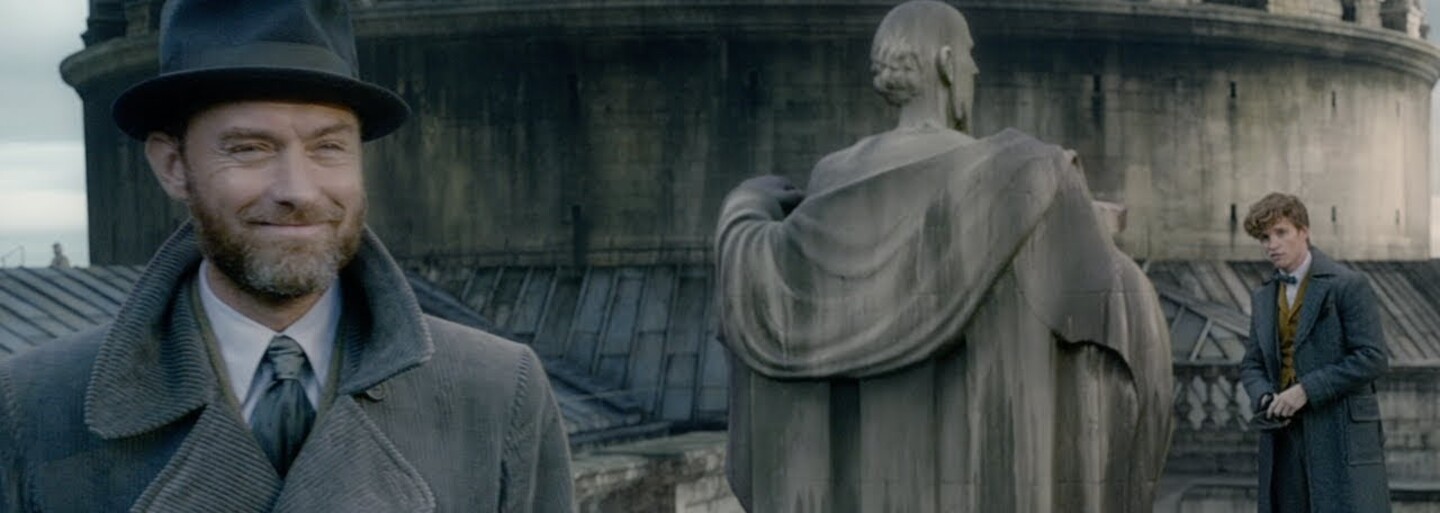 Albus Dumbledore s Grindelwaldom vo Fantastických zveroch 2 nebude bojovať, pretože ho miluje. Uvidíme medzi nimi vášnivé scény?