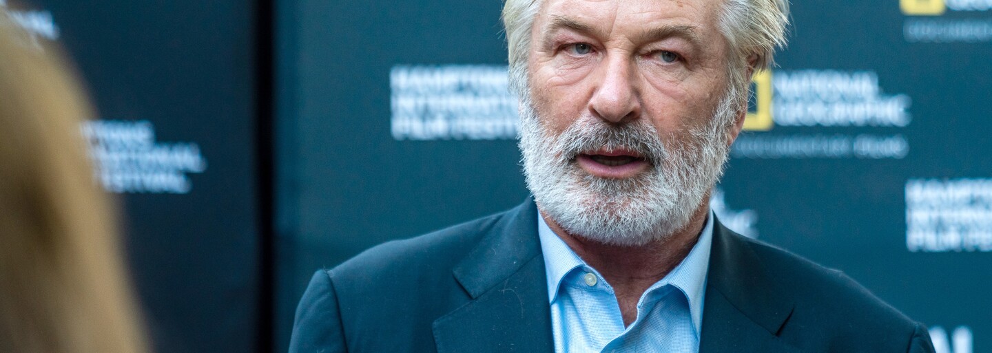 Alec Baldwin mieril zbraňou priamo do kamery, keď vystrelila a zabila kameramanku. Hrozí mu trestné stíhanie?