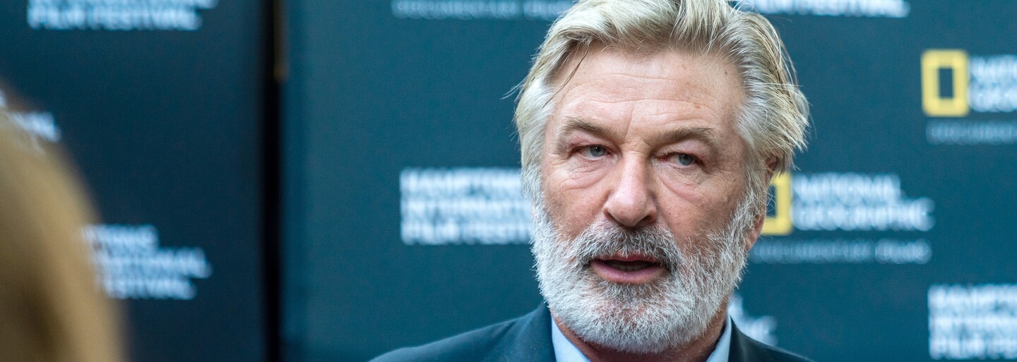 Alec Baldwin se dohodl s rodinou zastřelené kameramanky. Natáčení snímku bude pokračovat
