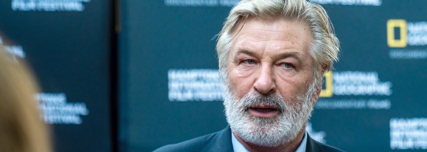 Alec Baldwin trvá na své nevinně v případě smrti kameramanky. Obvinil zbrojířku a asistenta režie
