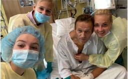 Alexej Navaľnyj zverejnil prvú fotku od otravy: Jeho stav sa zlepšuje, už dokáže dýchať aj bez prístrojov