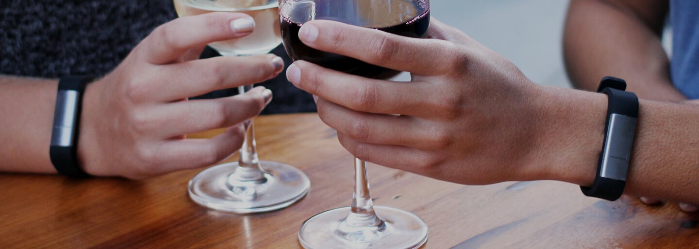 Alkohol pod kontrolou? Náramok Proof ti na displeji smartfónu ukáže, koľko ho máš momentálne v krvi