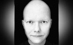 Alopecie v Česku postihuje tisíce lidí. O svůj příběh s autoimunitní nemocí se podělil i bývalý moderátor Tomáš Drahoňovský