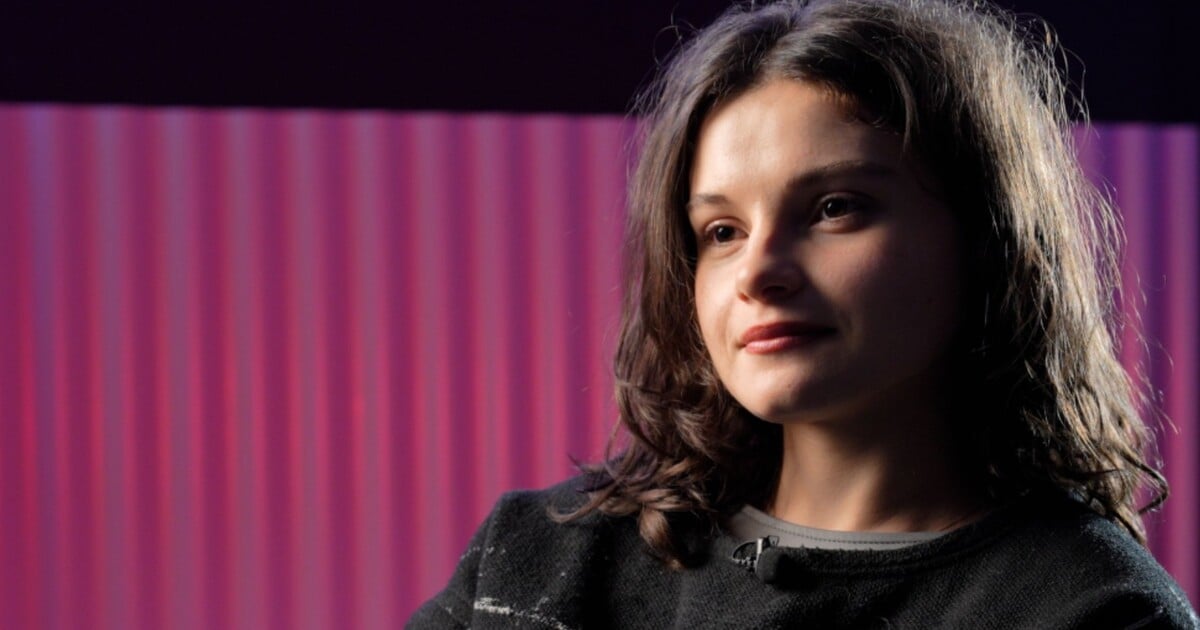 Vyrůstala mezi feťáky, dnes stojí na jevišti. „Jsem matkou tvých dětí, mami,“ říká 22letá umělkyně Tina