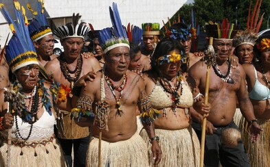 Amazonští Indiáni se 12 dní plavili za vakcínou proti koronaviru. Covid-19 by mohl vyhubit jejich celý kmen Amazonští Indiáni se 12 dní plavili za vakcínou proti koronaviru. Covid-19 by mohl vyhubit jejich celý kmen