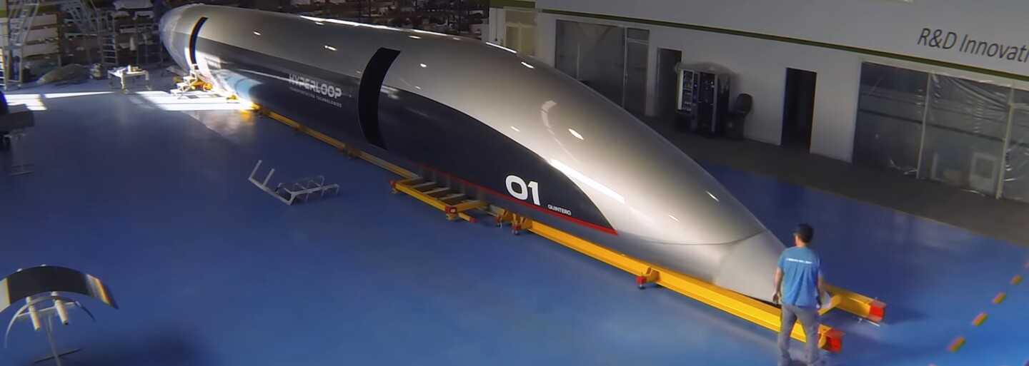 Američané představili první hyperloopovou kapsli, měla by jezdit až 1200 km/h. Kdy se jí dočkáme v běžném provozu?