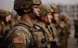 Američania dnes majú v Európe už 100 000 vojakov. Od začiatku ruskej invázie zvýšili ich počet o 30 percent