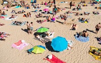 Američanku zabil na pláži letiaci slnečník. Osudnému nárazu do hrude sa jej nepodarilo včas vyhnúť