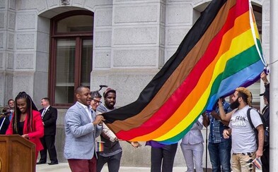 Americká agentúra redizajnovala LGBTQ vlajku, ale tisíce ľudí proti nej ostro vystúpili. Aj keď mala dobrú myšlienku, vraj len diskriminuje Americká agentúra redizajnovala LGBTQ vlajku, ale tisíce ľudí proti nej ostro vystúpili. Aj keď mala dobrú myšlienku, vraj len diskriminuje
